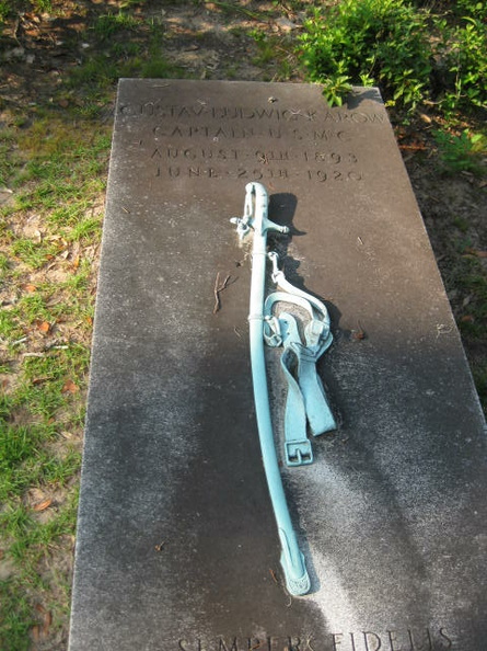 Grave-KAROW Capt Gustav.jpg