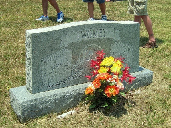 Grave-TWOMEY Bertha I & Lawrence A.jpg